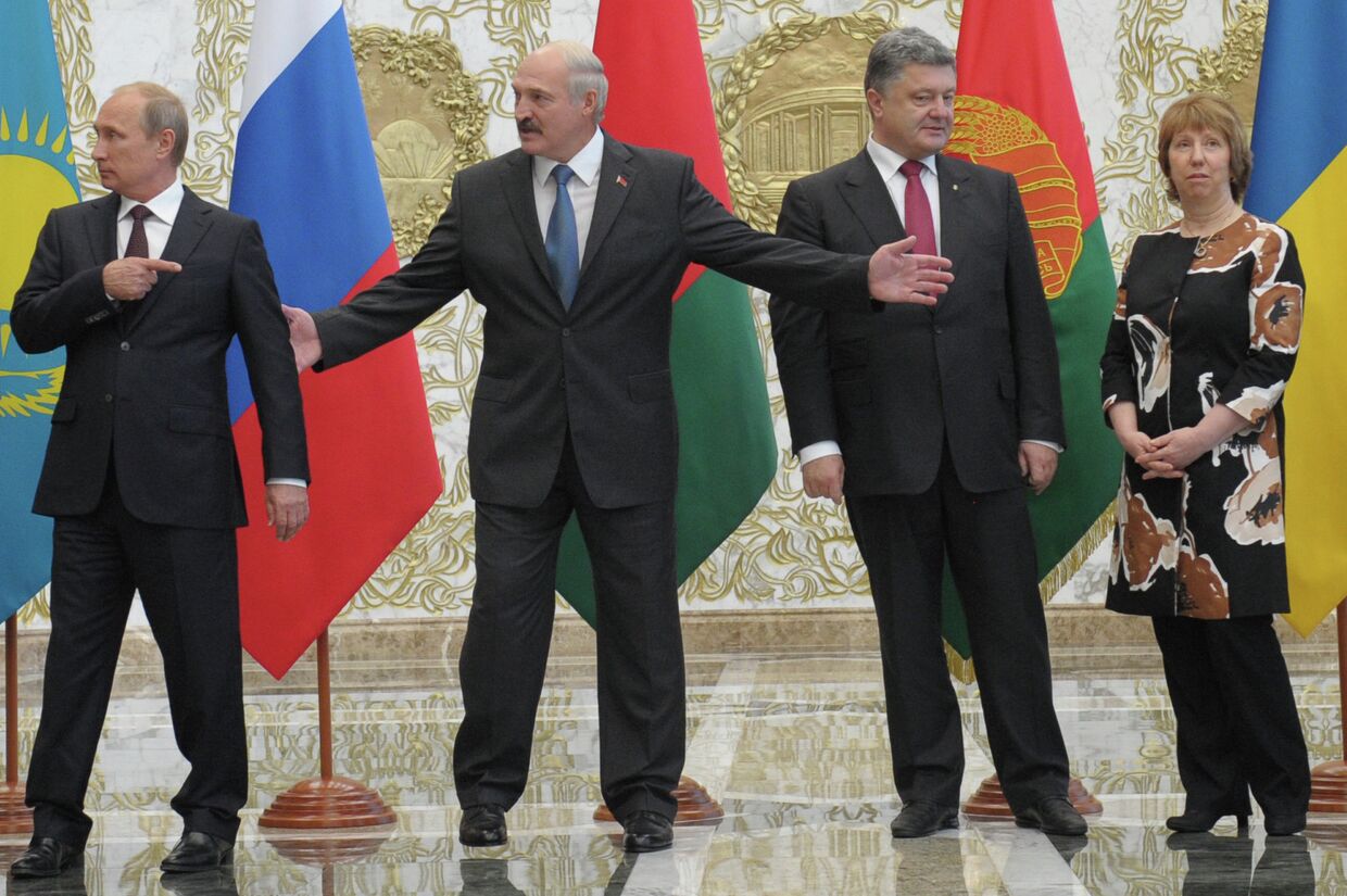 Владимир Путин, Александр Лукашенко и Петр Порошенко перед началом встречи глав государств ТС с президентом Украины и представителями Еврокомиссии
