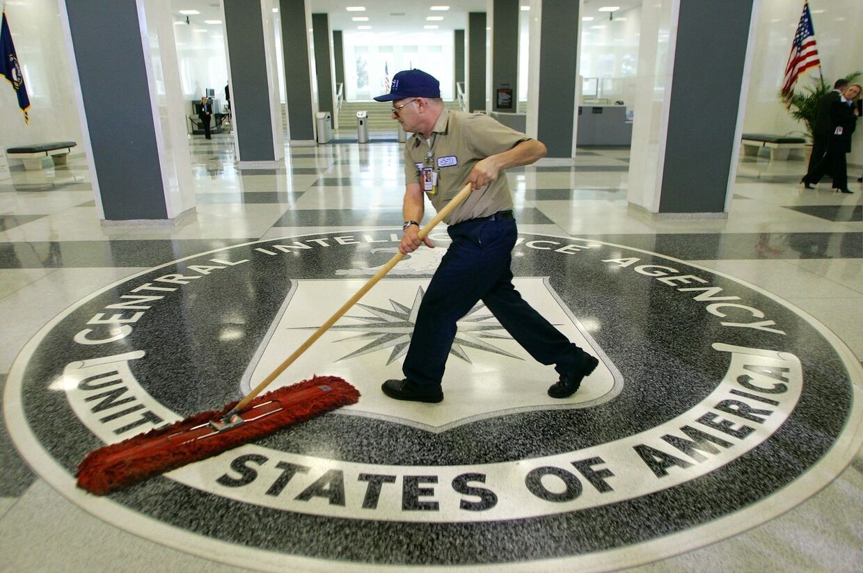 Работник моет пол в штаб-квартире ЦРУ