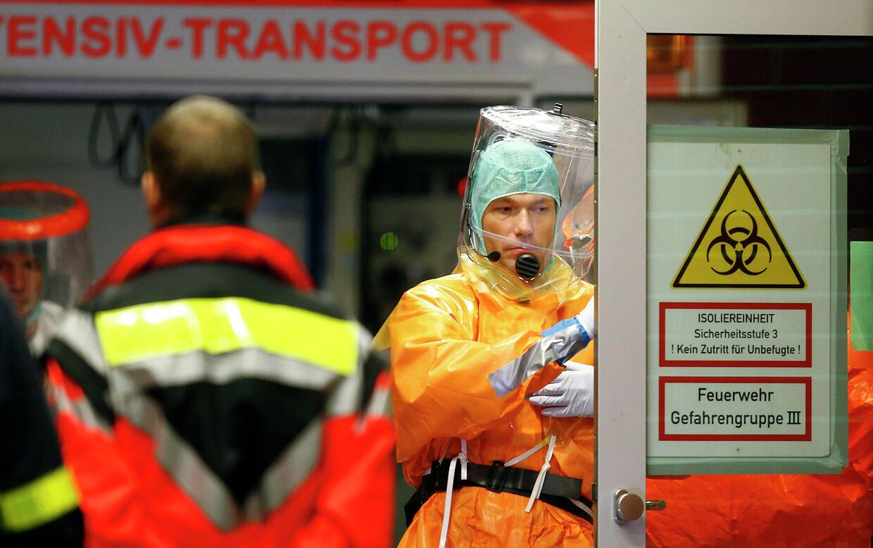 Медицинский персонал перед прибытием больного лихорадкой Эбола в госпиталь Франкфурта. 3 октября 2014