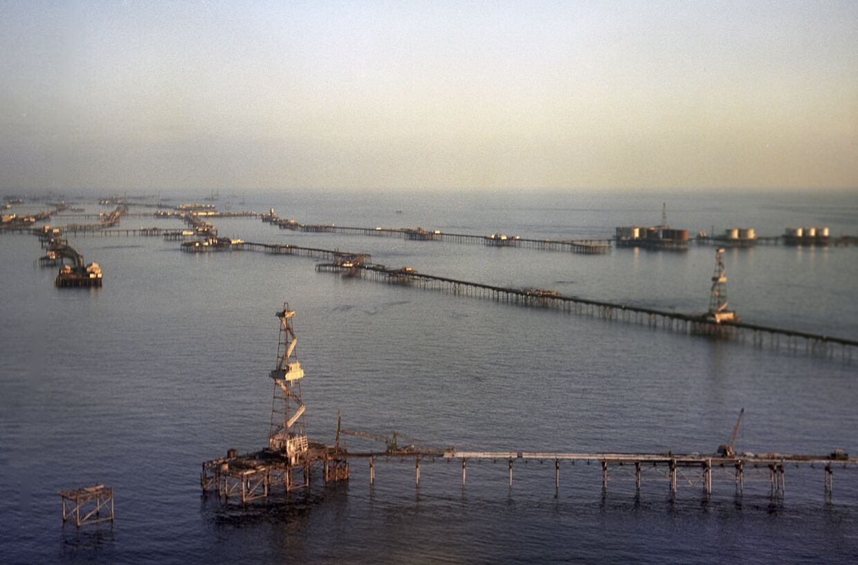 Нефтяные сооружения на Каспийском море 