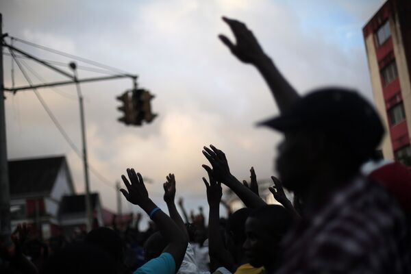 Уличный проповедник призывает слушателей «помахать Эболе на прощание»