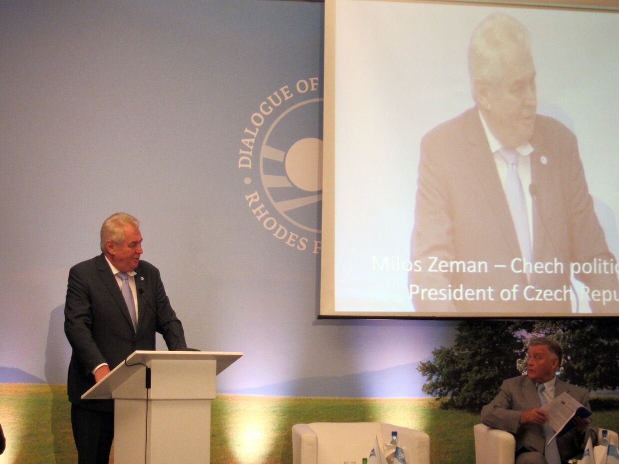 Президент Чехии Милош Земан выступает на 12-м Родосском форуме. Справа - президент-основатель форума Владимир Якунин