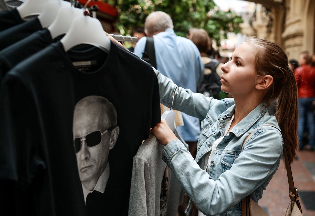 Футболки Все путем с изображением Путина поступили в продажу в Москве