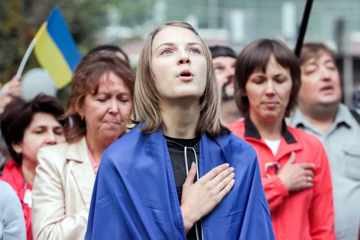 Украинцы поют гимн на митинге в Харькове