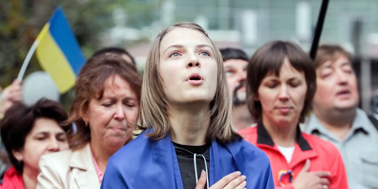 Украинцы поют гимн на митинге в Харькове
