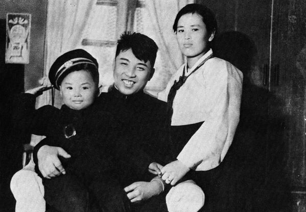 Ким Чен Ир с родителями Ким Ир Сеном и Ким Чен Сук