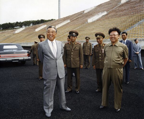 Ким Ир Сен и Ким Чен Ир осматривают футбольный стадион в Пхеньяне