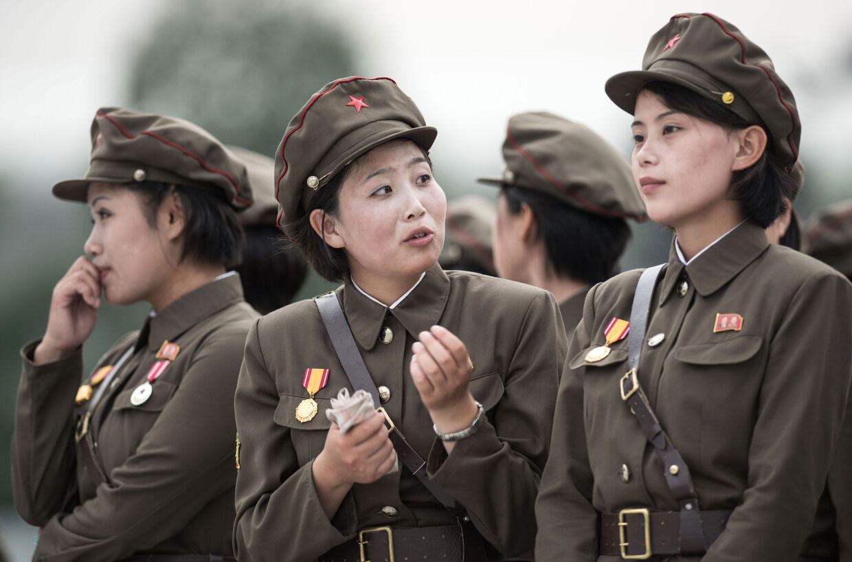 Военнослужащие на церемонии открытия Музея Победы в Отечественной освободительной войне (Корейской войне) в Пхеньяне
