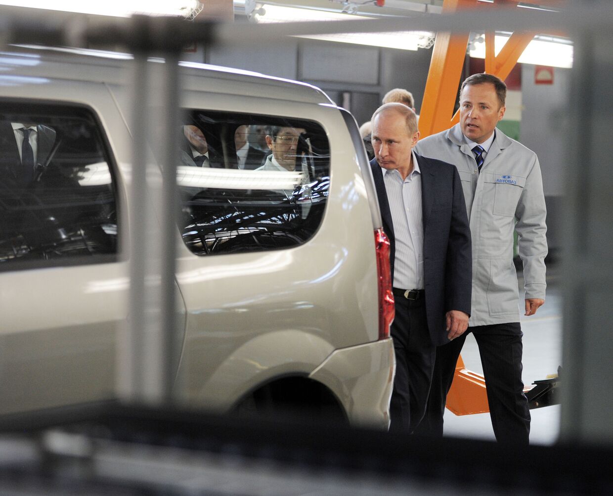 Владимир Путин осматривает конвейер ОАО «АвтоВАЗ» в Тольятти