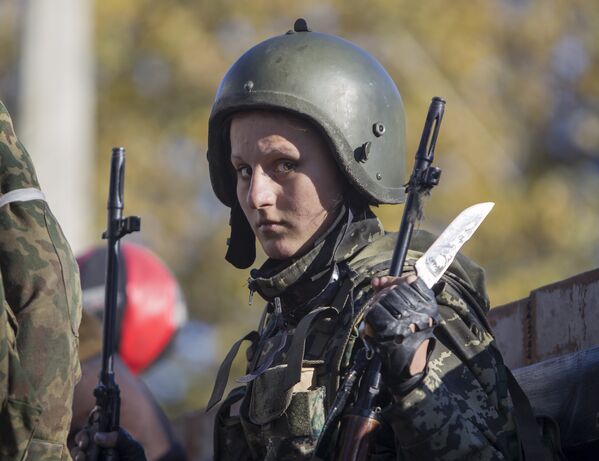 Женщина, воюющая на стороне пророссийских ополченцев, перед боем с украинским силовиками рядом с аэропортом Донецка