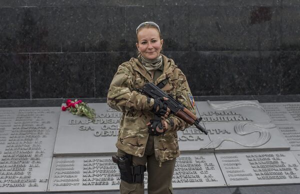 Женщина, воюющая на стороне пророссийских ополченцев