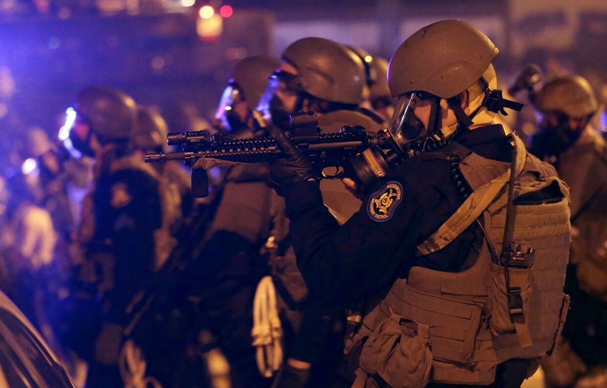 Полицейские применяют слезоточивый газ против протестующих в Фергюсоне