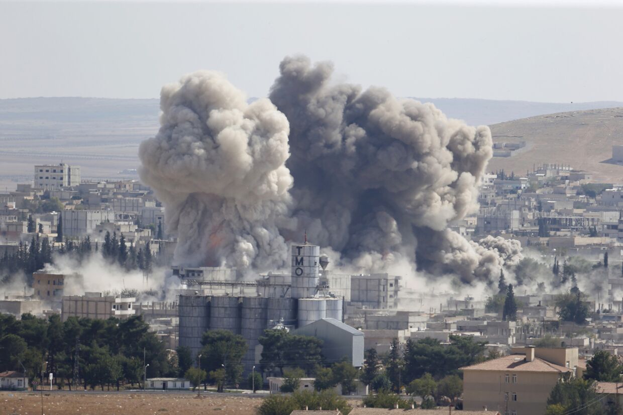 Дым поднимается над сирийский городом Кобани после американских авиаударов 