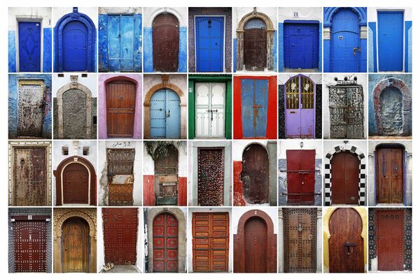 Разнообразные двери домов в медине и в районе Касба Удайя