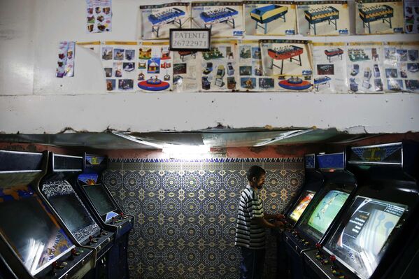 Зал с видеоиграми и пинболом в медине Рабата