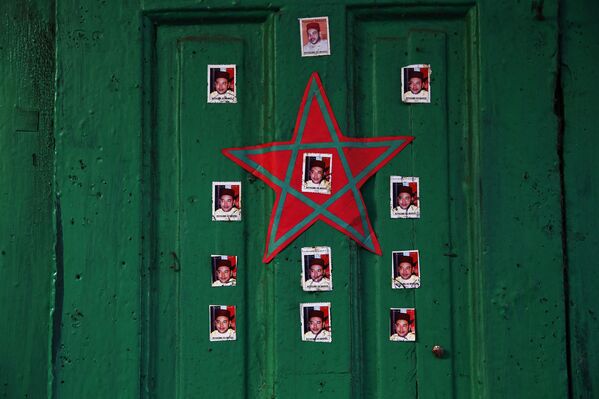 Наклейки с изображением короля Марокко Мухаммеда VI на двери в медине