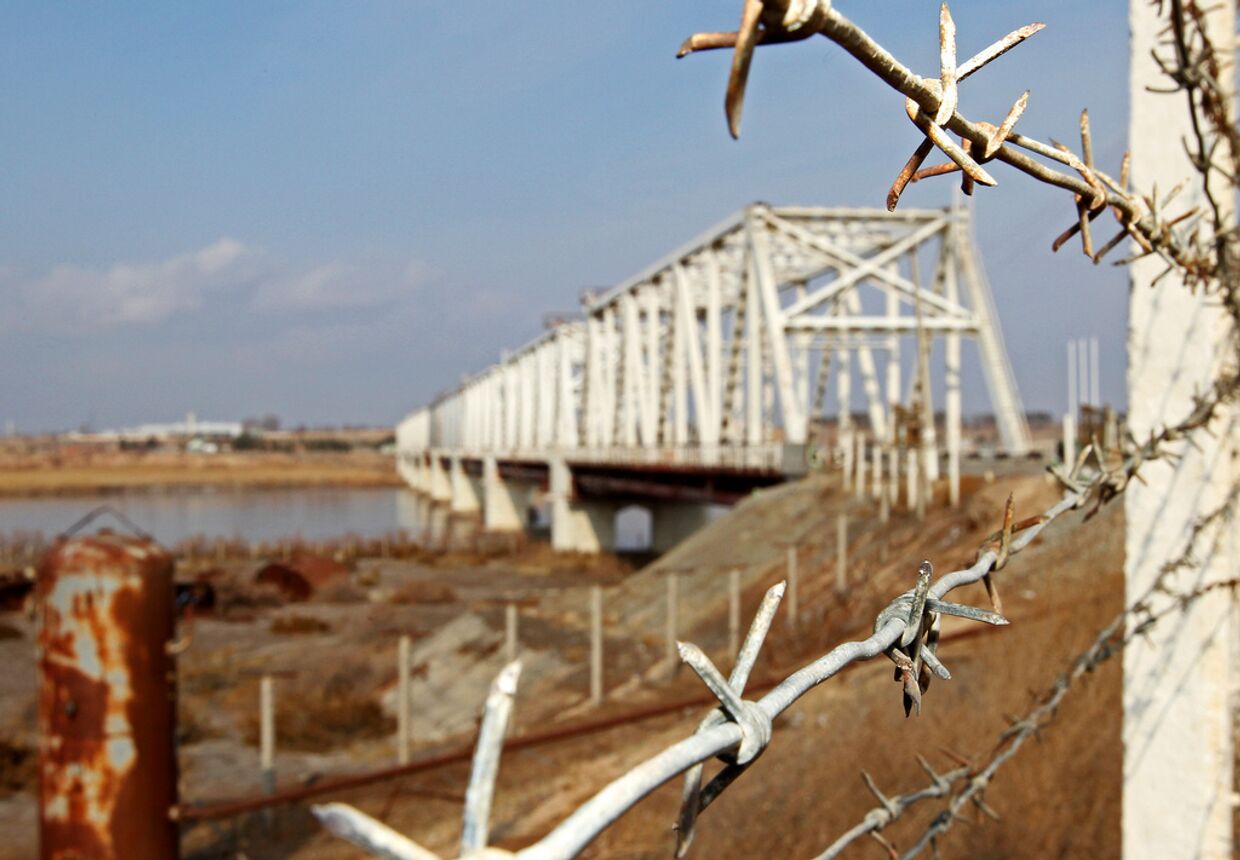Мост через реку Амударья, соединяющий территории Узбекистана и Афганистана