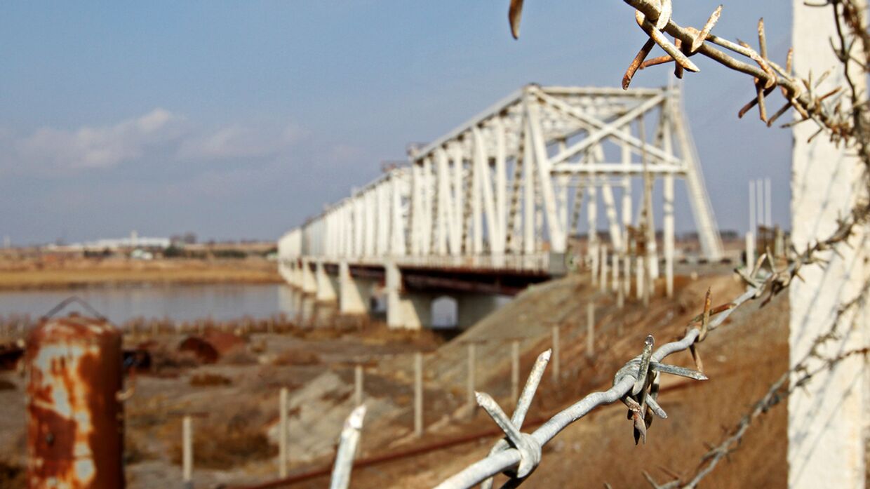 Мост через реку Амударья, соединяющий территории Узбекистана и Афганистана