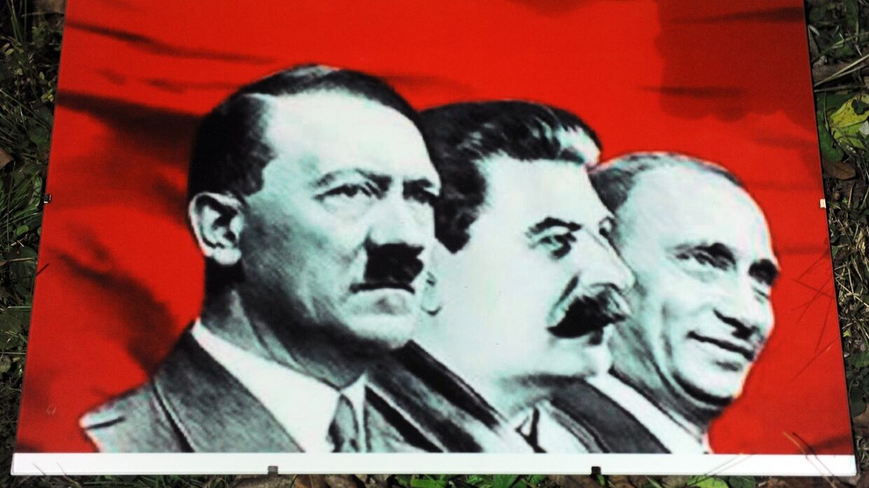 Плакат на митинге у российского посольства в Варшаве