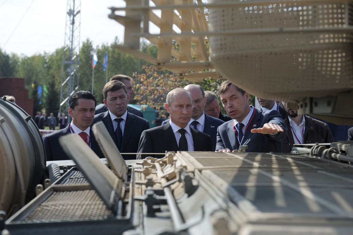 Владимир Путин осматривает танк Т-90АМ