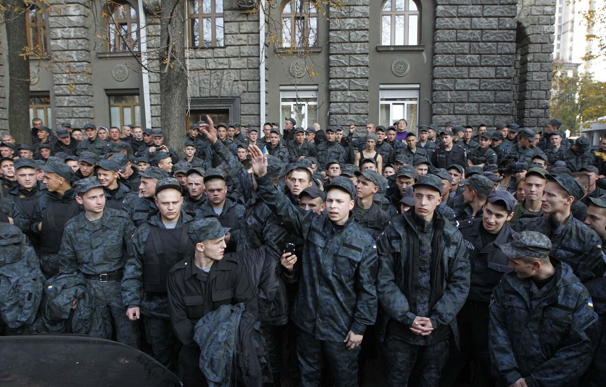 Бойцы Национальной гвардии требуют демобилизации у здания президентской администрации в Киеве