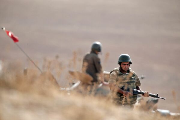 Турецкий солдат на окраине города Сурук на границе Турции и Сирии