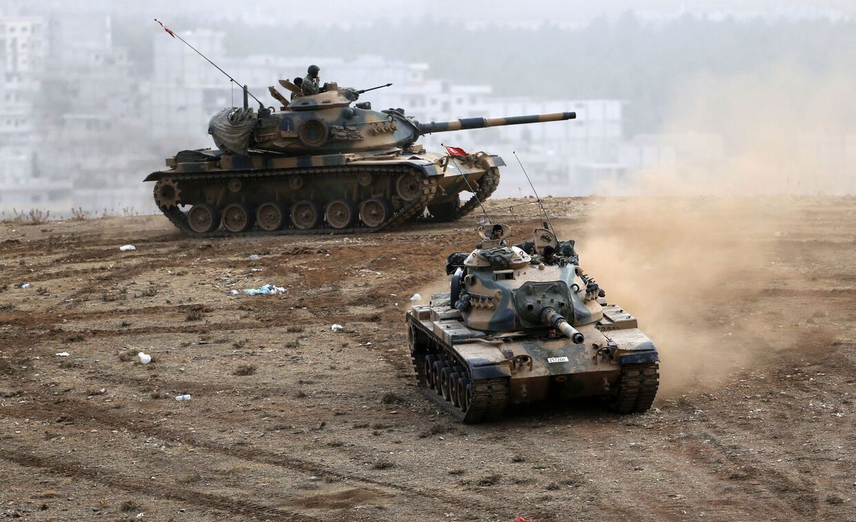 Турецкие танки на окраине города Сурук на границе Турции и Сирии