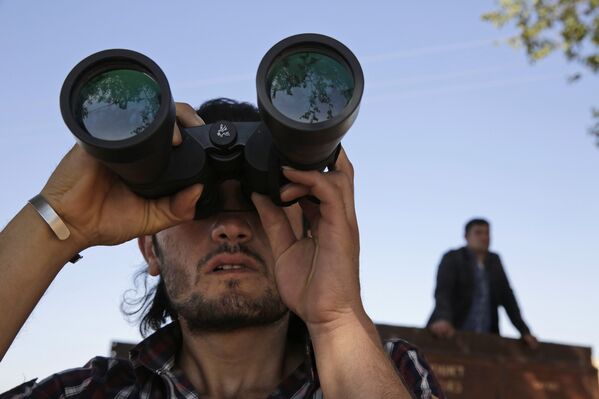 Турецкие курды наблюдают за боями между боевиками Исламского государства и курдскими ополченцами