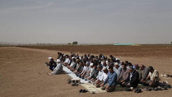 Пятничная молитва турецких курдов на окраине города Сурук