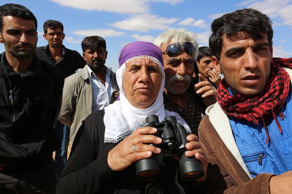 Турецкие курды смотрят на столкновения между боевиками Исламского государства и курдскими формированиями в Кобани