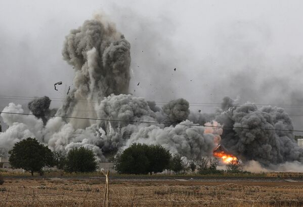 Дым поднимается над Кобани после авиаудара коалиции во главе с США