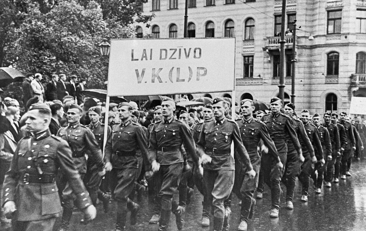 Демонстрация, посвященная принятию Латвии в состав СССР
