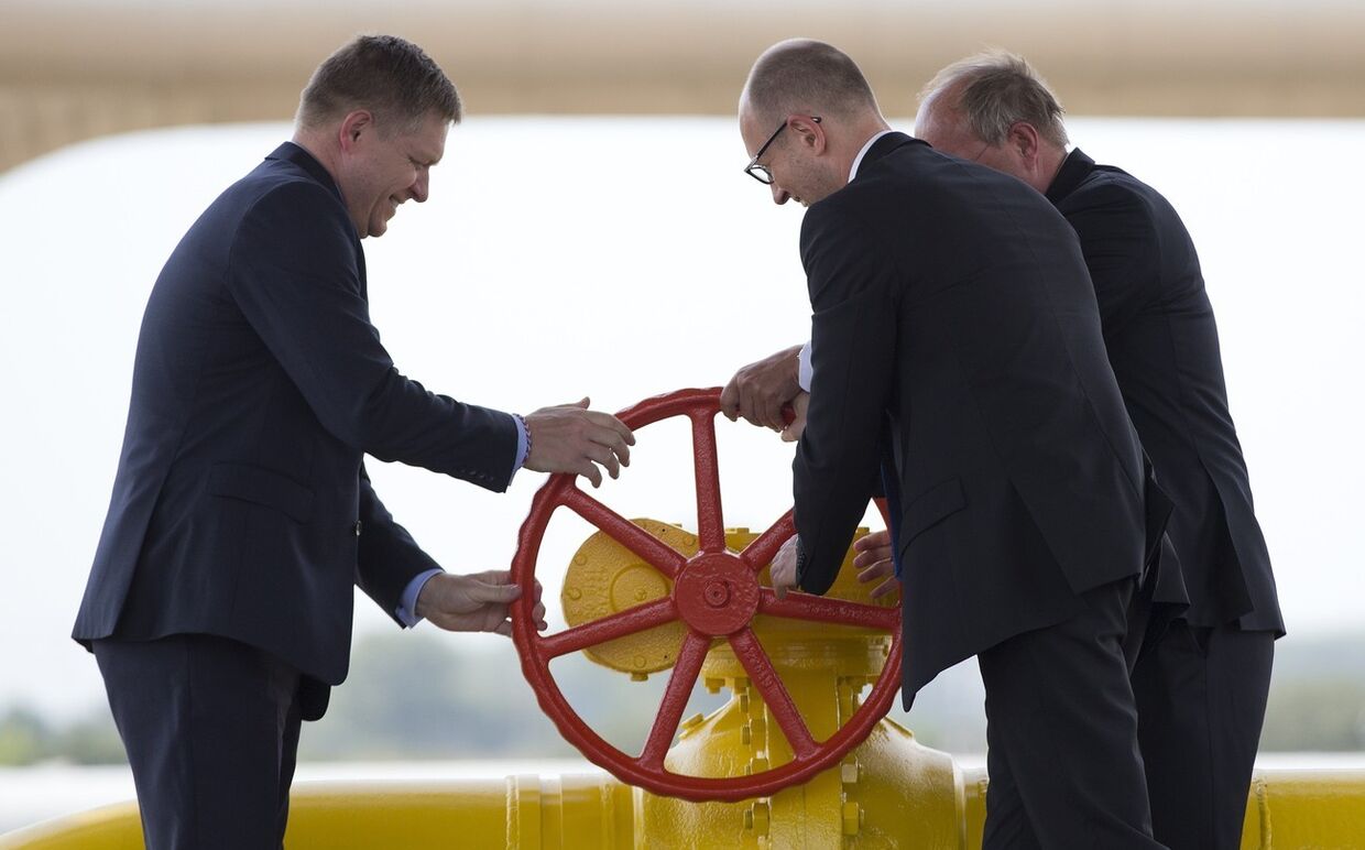 Премьер-министр Украины Арсений Яценюк и премьер-министр Словакии Роберт Фицо открывают реверс газа на Украину