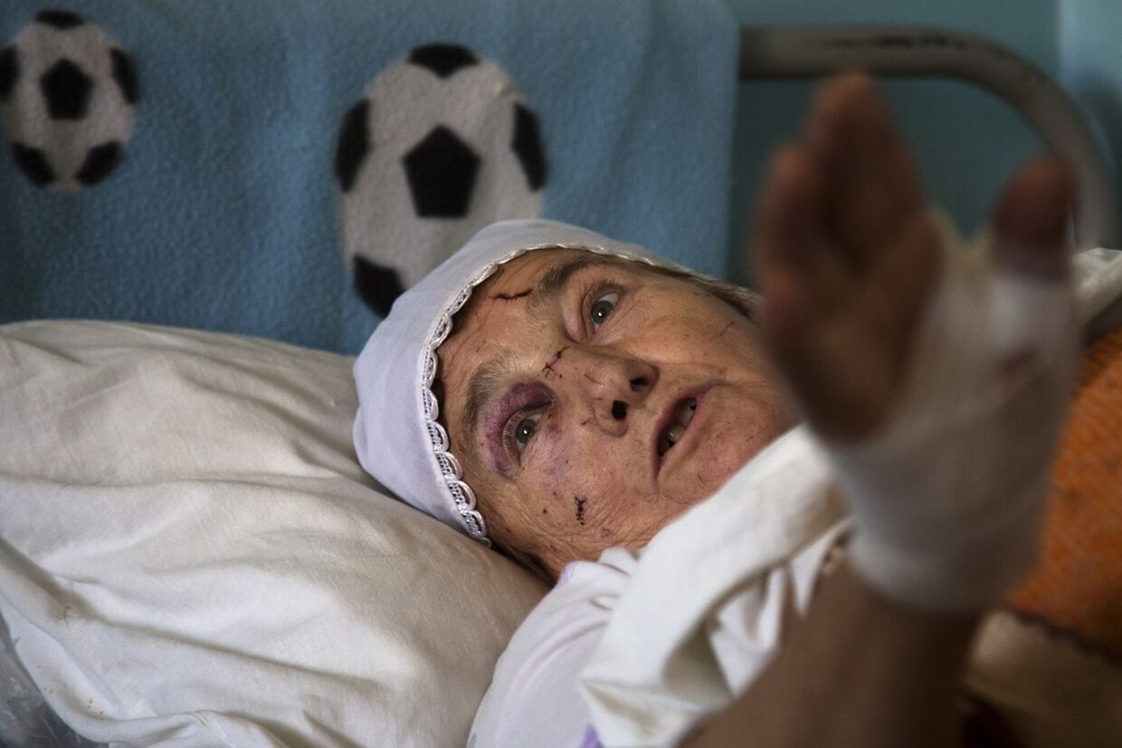 Пожилая женщина, пострадавшая во время артобстрела Донецка