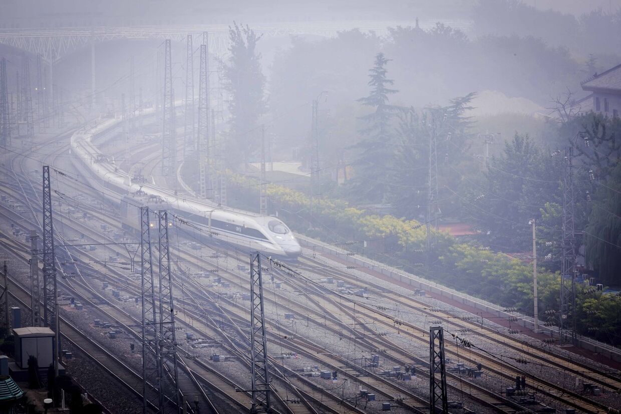 Скоростной поезд выезжает из Пекина во время сильного смога 
