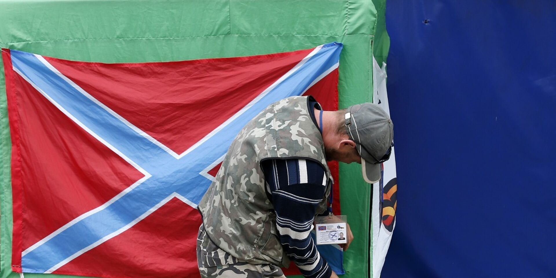 Ополченец вешает флаг Новороссии в Донецке - ИноСМИ, 1920, 04.03.2023