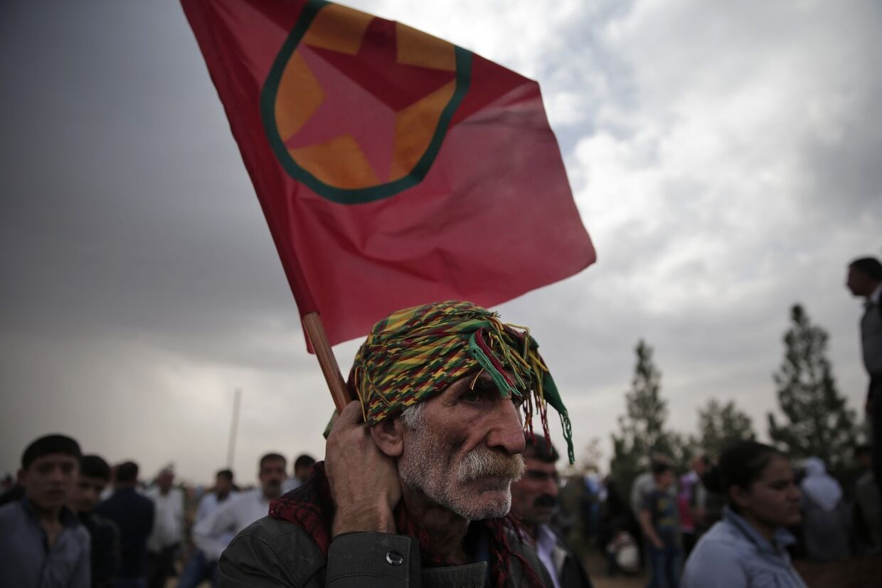 Похороны курдов, погибших в сражении с боевиками Исламского государства в Кобани