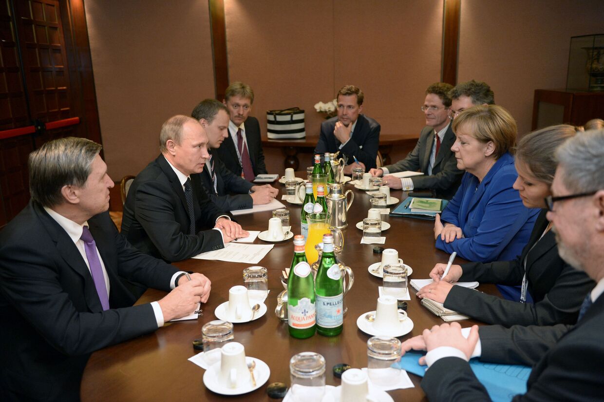 Владимир Путин и канцлер Германии Ангела Меркель во время рабочей встречи в Милане