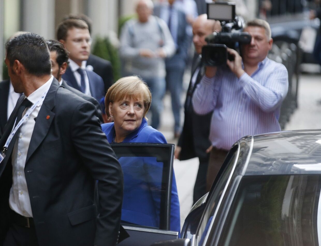 Ангела Меркель рядом с отелем в Милане