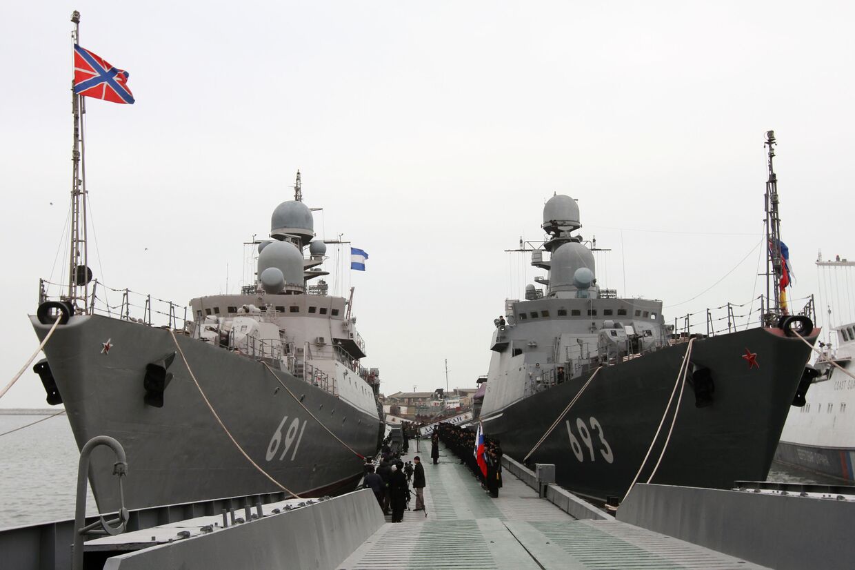 Ракетный корабль «Дагестан» вступает в строй Каспийской флотилии, слева - ракетный корабль «Татарстан»