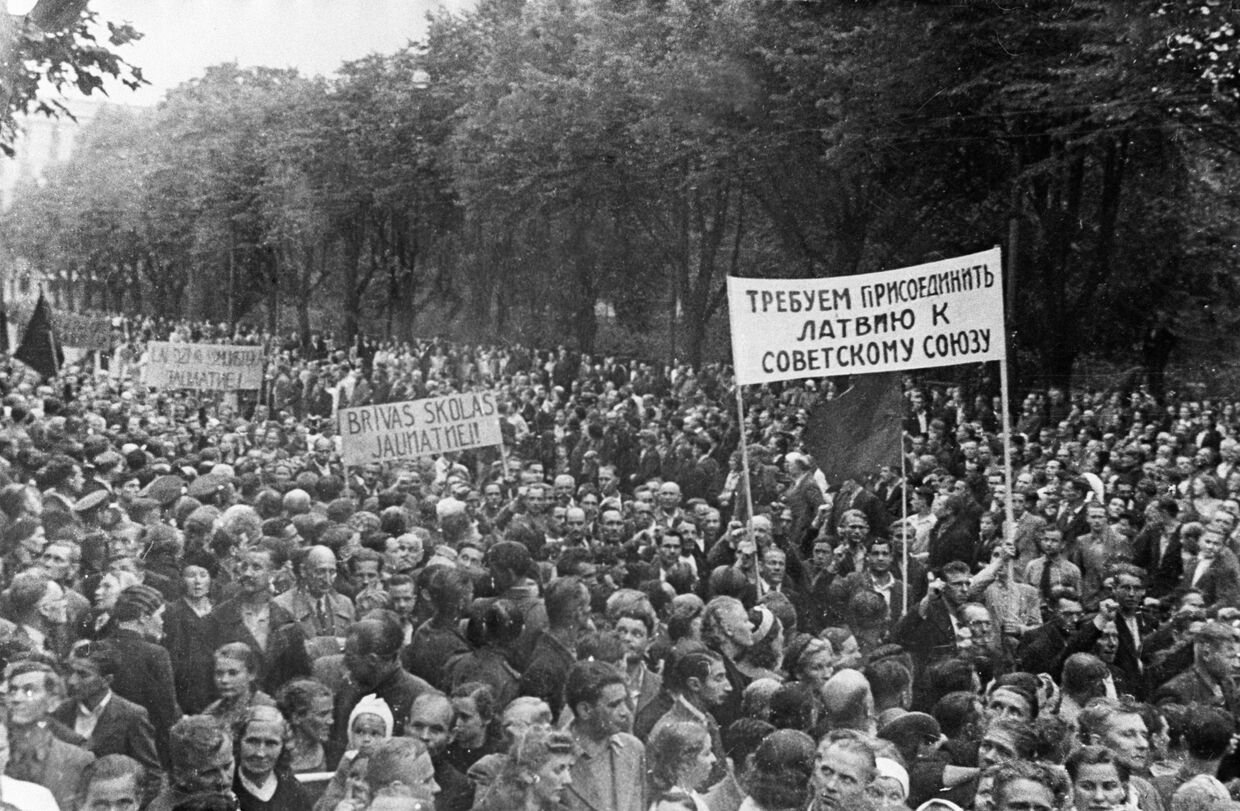 Демонстрация трудящихся города Риги, требующих присоединения Латвии к СССР