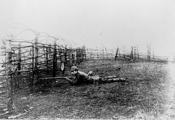 Немецкий снайпер за заграждением из колючей проволоки, Первая мировая война 