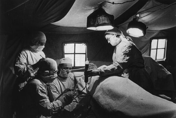 Переливание крови в полевом госпитале, Западный фронт, 1942 год