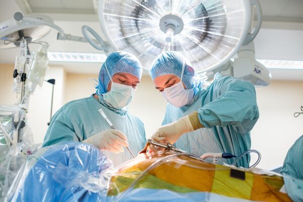 Хирурги проводят операцию на сердце в больнице в городе Лимож, Франция