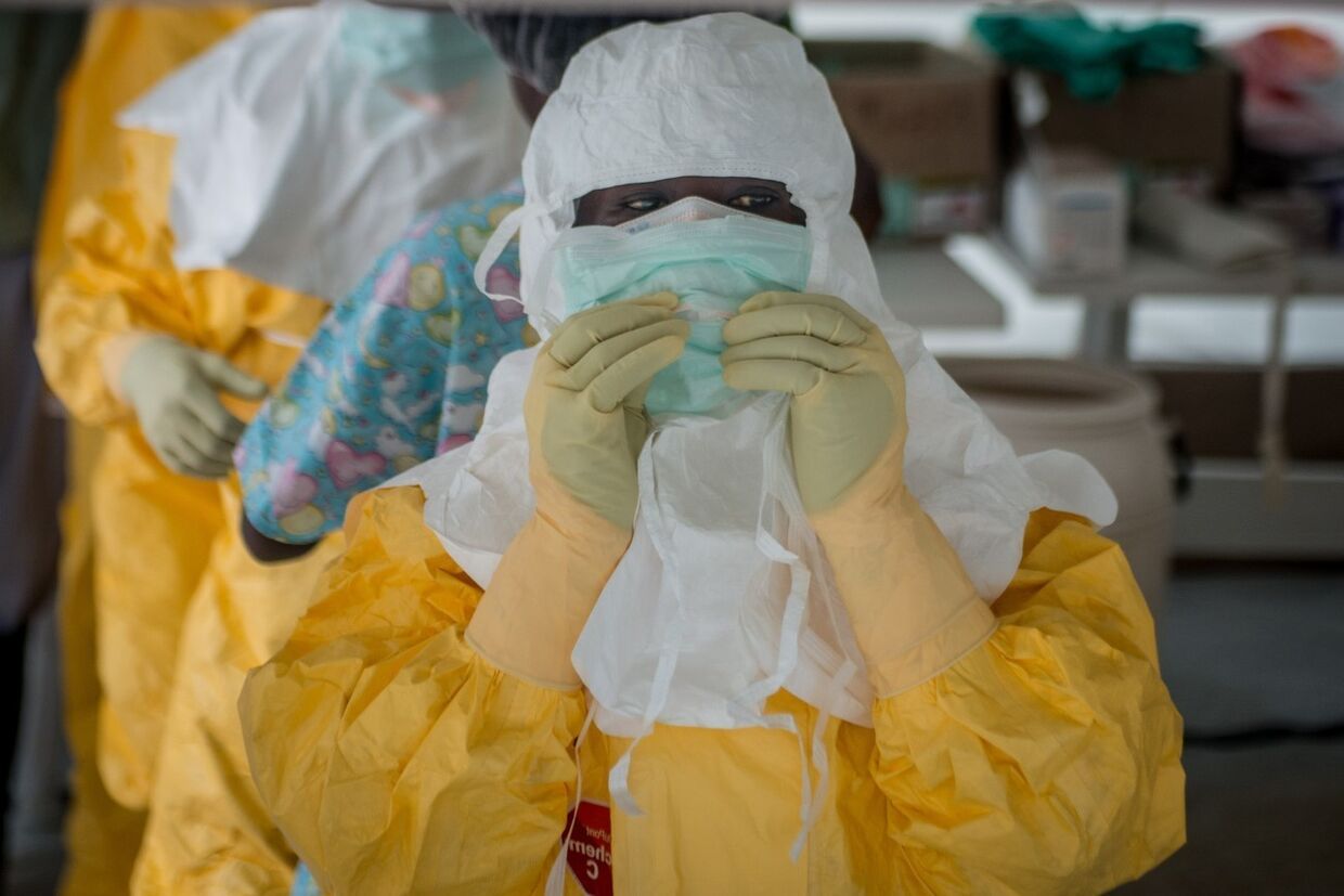 Сотрудники организации «Врачи без границ» в центре по лечению Эболы в Монровии