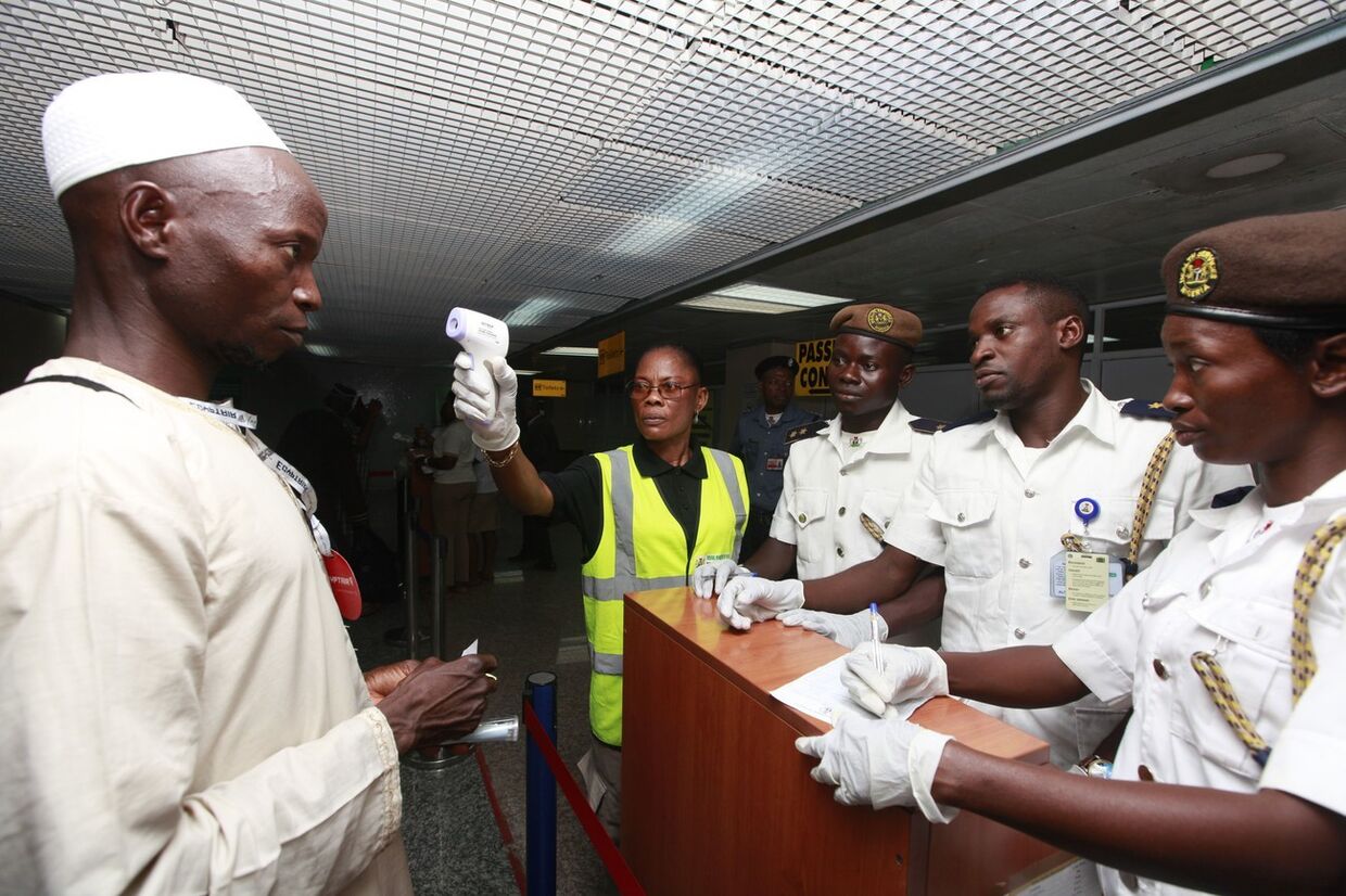 Проверка пассажиров в международном аэропорту Лагоса, Нигерия