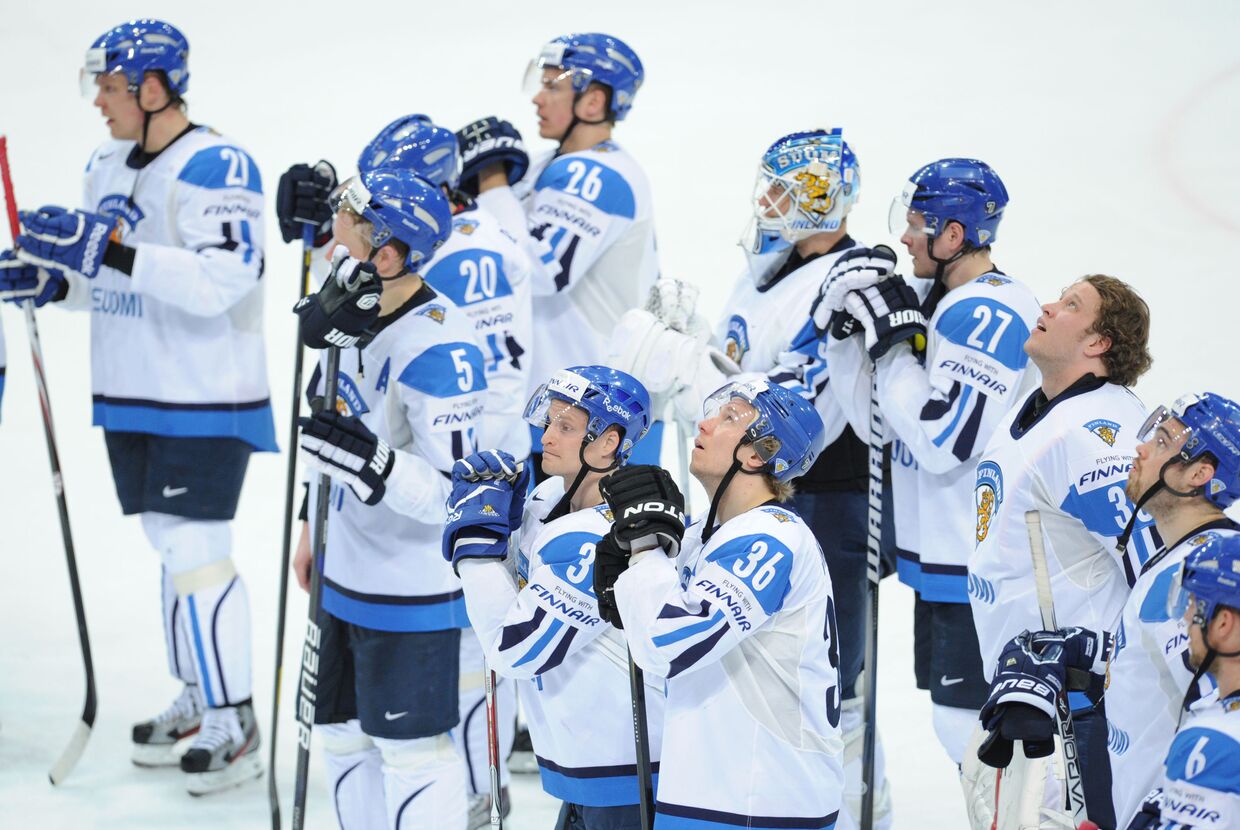 Игроки сборной Финляндии после проигрыша в полуфинальном матче чемпионата мира по хоккею 2012 между сборными командами России и Финляндии