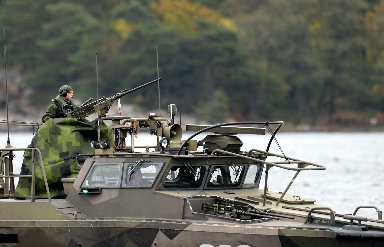 Военный ВМФ Швеции на страже в водах Стокгольмского архипелага 18 октября 2014