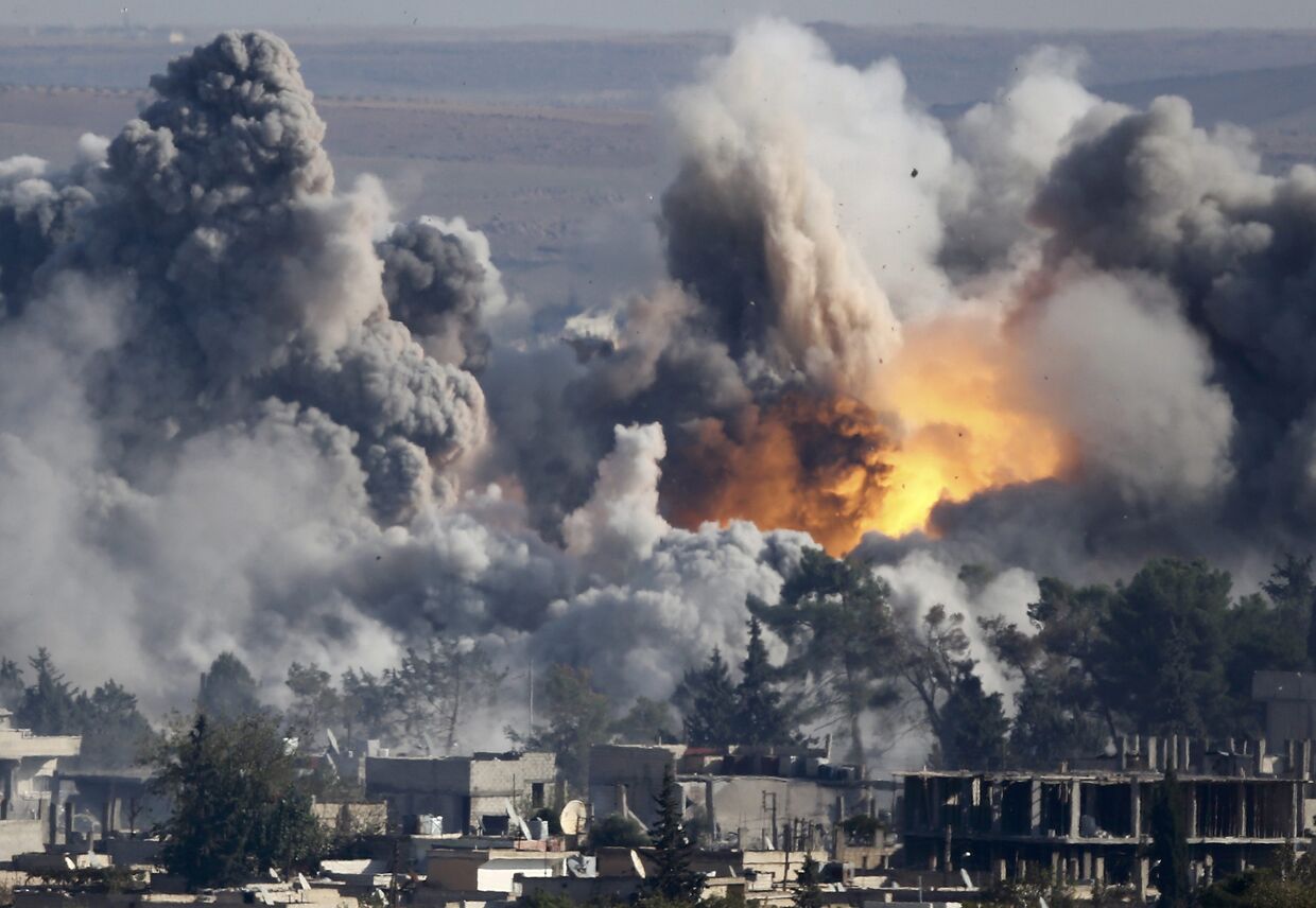 Дым над Кобани после авиаудара 