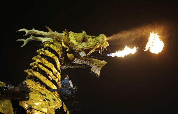 Дракон лунма в представлении от компании La Machine в Пекине